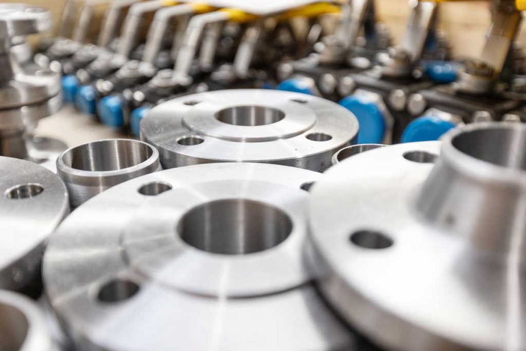 Rohre, Fittings und Flansche in der Produktion, aus denen Industriefilter gefertigt werden