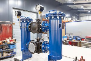 Doppelfilter mit Kugelhahn, Absperrklappen und Differenzdruckanzeige zum Umschalten ohne Anlagenstopp