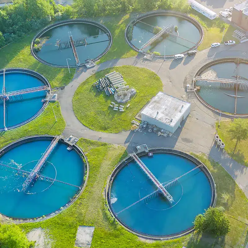 Schmutzwasser und Abwasser in der Kläranlage als Einsatzbereich für Abwasserfilter der Industrie