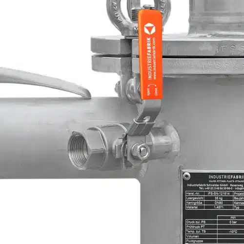 Entlüftungsmuffe mit Kugelhahn in Sonderlage an einem Industriefilter, Anschlusslage nach Vorgabe