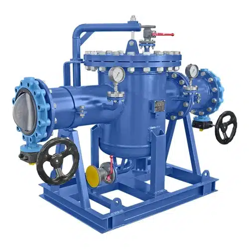 Siebkorbfilter Typ SKF DN250 PN16, blau lackiert, im Rahmengestell mit Anbauarmaturen wie Absperrklappen und Differenzdruckanzeige sowie Deckel-Schwenkarm