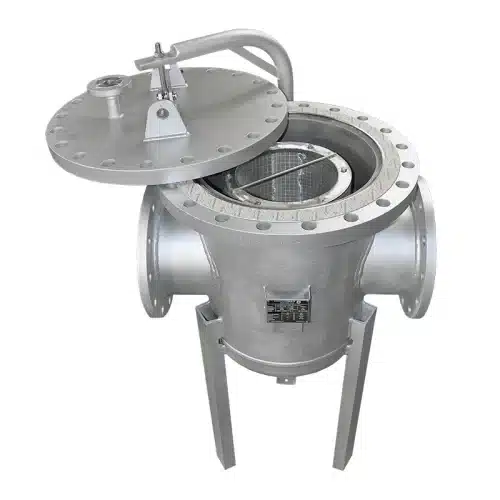 Siebkorbfilter Typ SKF DN250 aus Edelstahl mit Schwenk- und Hebearm am Deckel, geöffnet mit Blick auf Dichtung und Filterkorb