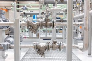 Y-Schmutzfänger aus Edelstahl mit Kugelhahn in einer SKID-Industrieanlage mit Ölpumpen für Öle und viskose Medien
